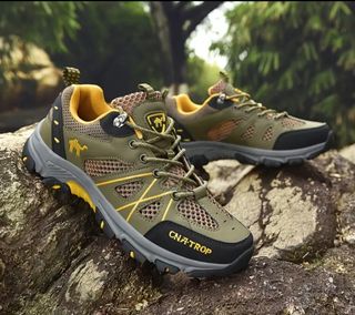 Zapatos de senderismo verdes y amarillos