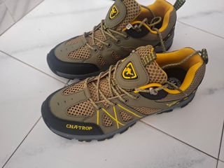 Zapatos de senderismo verdes y amarillos