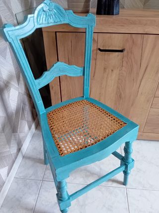 Sedia antica turchese in legno e rattan