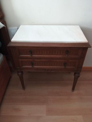 Mesita de noche de madera con tapa de mármol