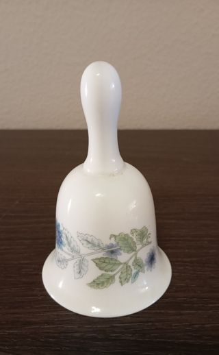BONITA CAMPANA DECORATIVA DE PORCELANA, WEDGWOOD 