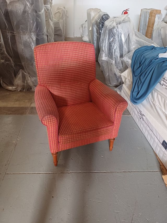 Sillón de tela rosa y rojo