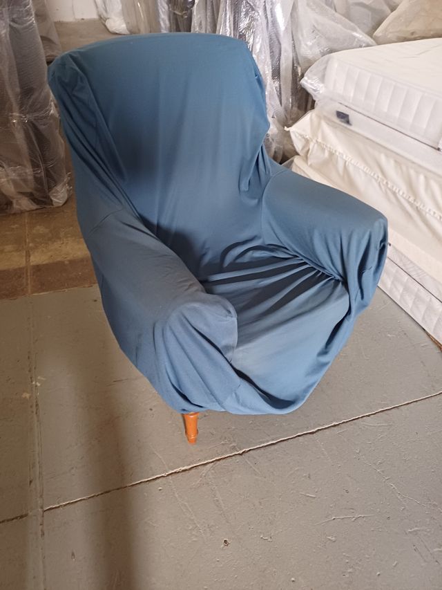 Sillón de tela rosa y rojo