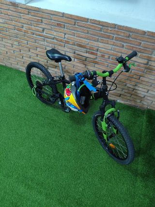 Bicicleta infantil Btwin negra y verde