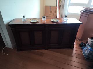 Mueble de madera marrón