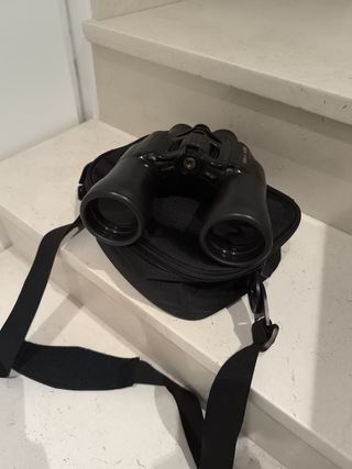 Prismáticos Nikon con funda y correa