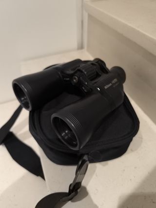 Prismáticos Nikon con funda y correa