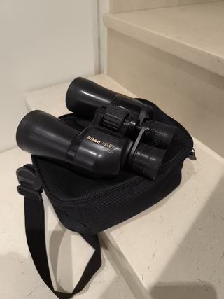 Prismáticos Nikon con funda y correa