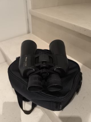 Prismáticos Nikon con funda y correa