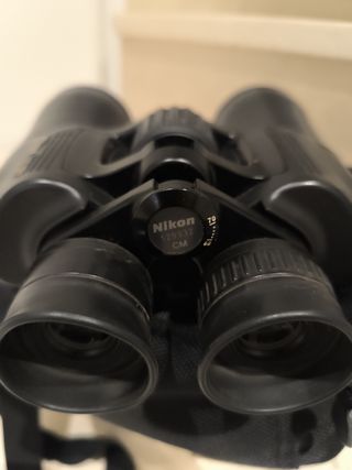 Prismáticos Nikon con funda y correa