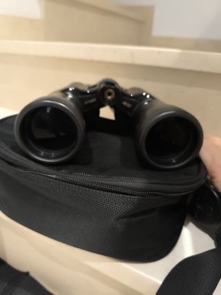 Prismáticos Nikon con funda y correa
