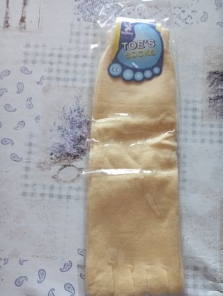 Calcetines amarillos con dedos talla única