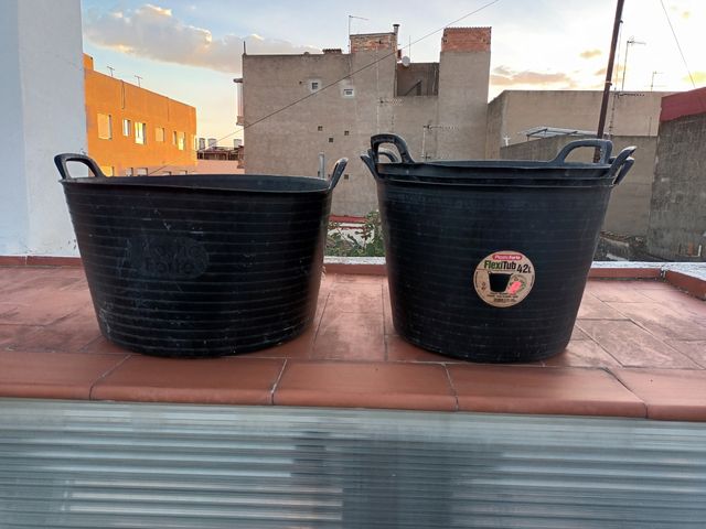 Capazo de goma.
Son 3 de 42 litros y 1 de 56.