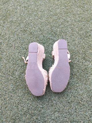 Alpargatas beige y doradas