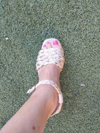 Alpargatas beige y doradas