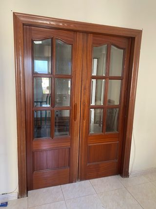 Puerta de salón de madera con cristales