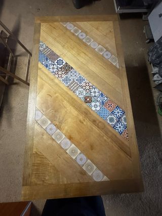 Mesa de madera rústica con detalles cerámicos