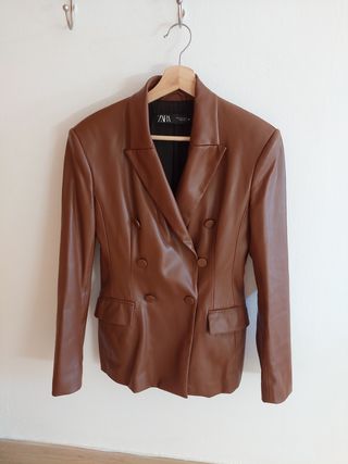 Chaqueta efecto cuero Zara marrón