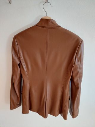 Chaqueta efecto cuero Zara marrón