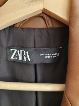 Chaqueta efecto cuero Zara marrón