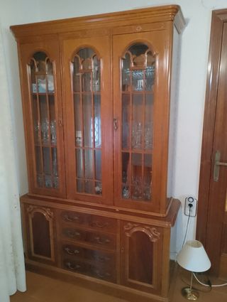 Vitrina de madera con puertas de cristal