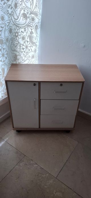 Mueble de madera con cajones y puerta