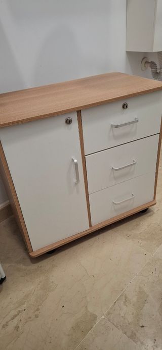 Mueble de madera con cajones y puerta