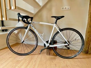 Bicicleta de carretera blanca