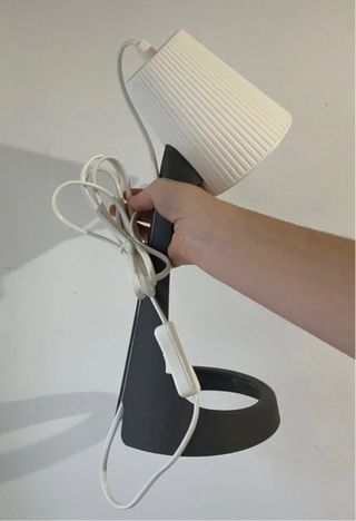 Lámpara de mesa gris y blanca