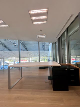 Mesa de oficina moderna minimalista