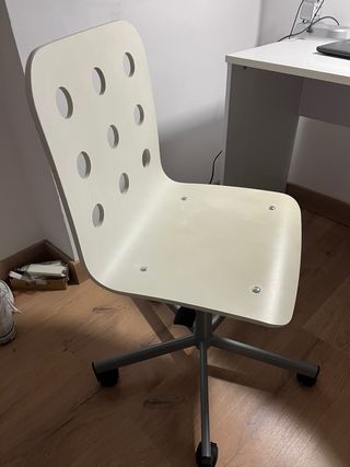 Silla de escritorio blanca y gris
