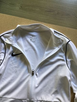 Chaqueta deportiva Nike blanca