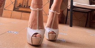 Sandalias de tacón con pedrería color champagne