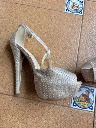 Sandalias de tacón con pedrería color champagne