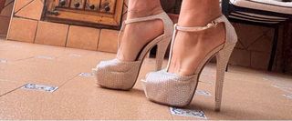 Sandalias de tacón con pedrería color champagne