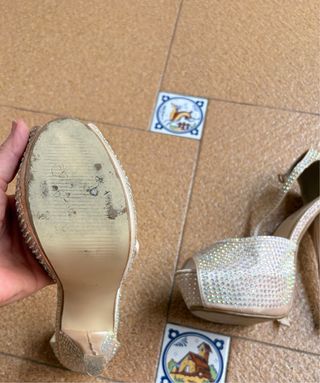 Sandalias de tacón con pedrería color champagne