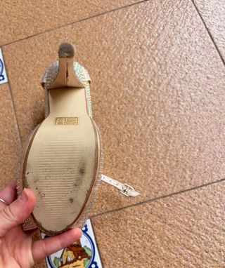 Sandalias de tacón con pedrería color champagne