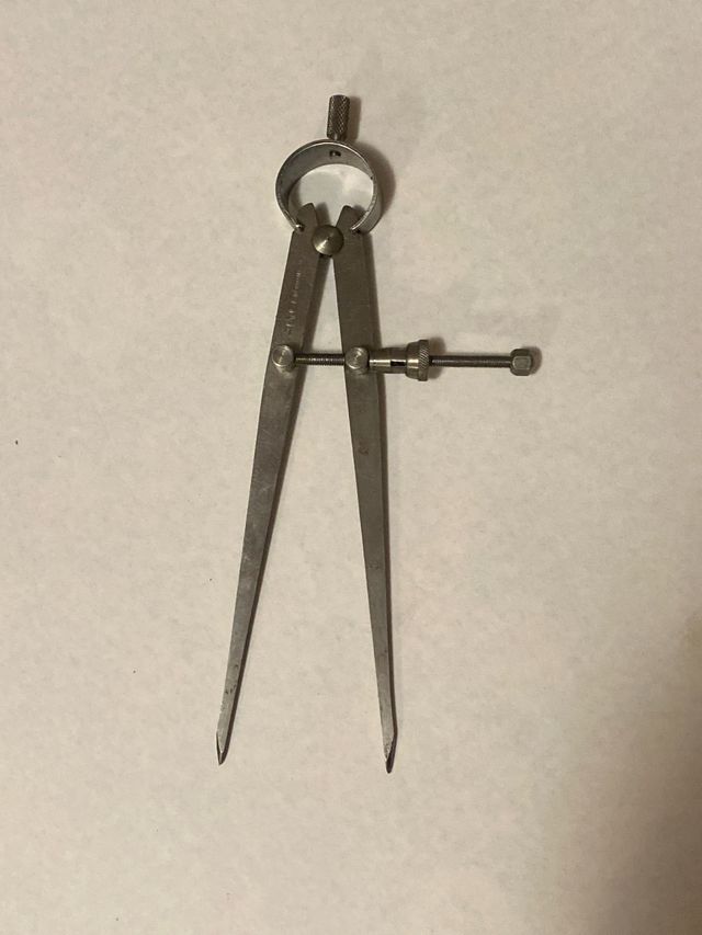 Compás de trazado metálico