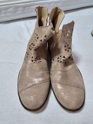 Botines de piel mujer beige y oro
