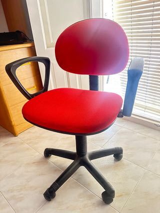 Silla de oficina giratoria roja