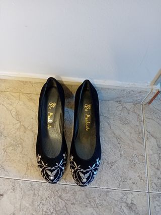 Zapatos de tacón negros con bordado