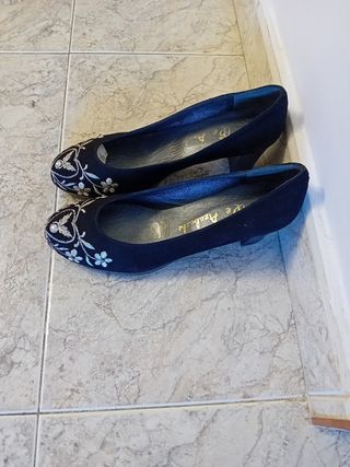 Zapatos de tacón negros con bordado