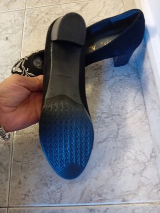 Zapatos de tacón negros con bordado