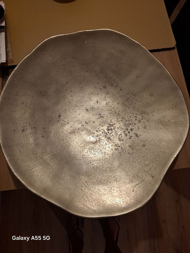 Plato de bronce decorativo