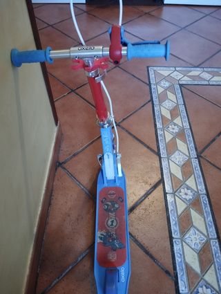 Patinete infantil azul y rojo