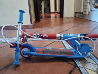 Patinete infantil azul y rojo