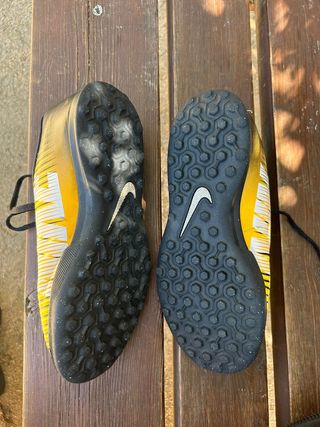 Botas fútbol Nike multitacos niño T36