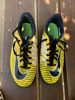 Botas fútbol Nike multitacos niño T36
