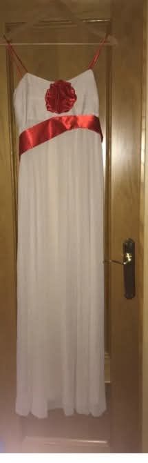 Vestido largo blanco con detalle rojo