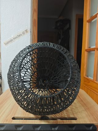Lámpara de techo Marroncon cables.